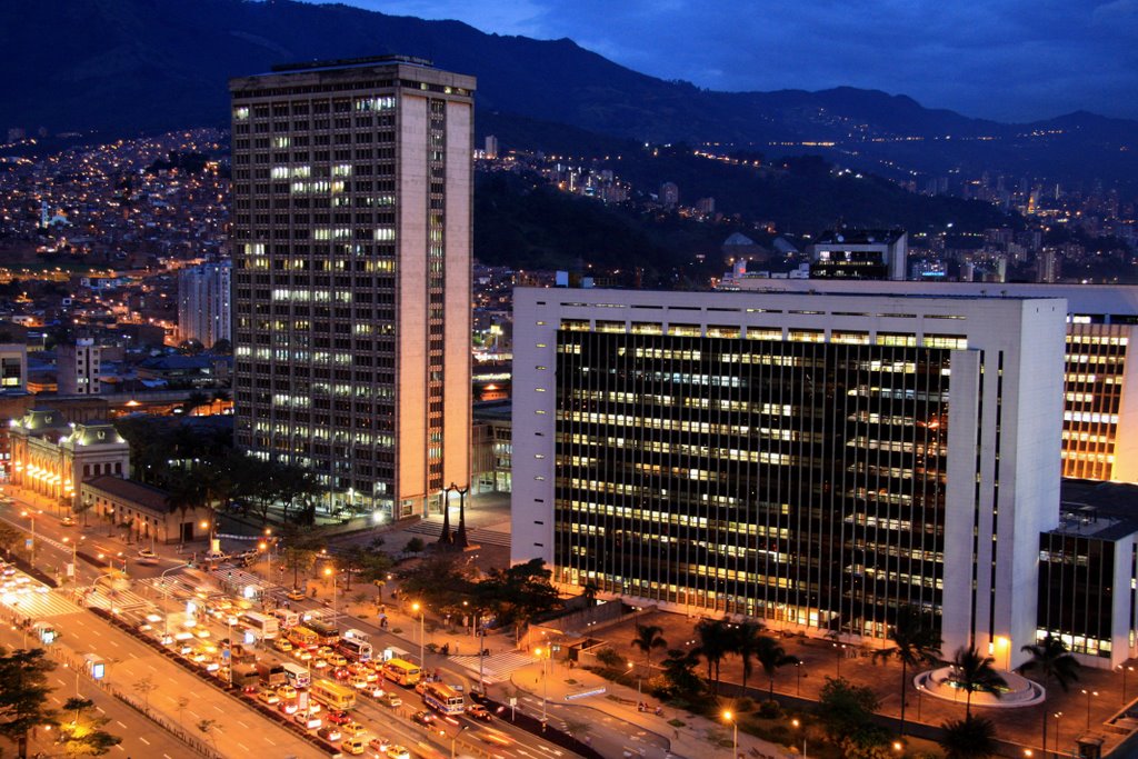 Estación Medellín y La Alpujarra by Jorge Gaviria