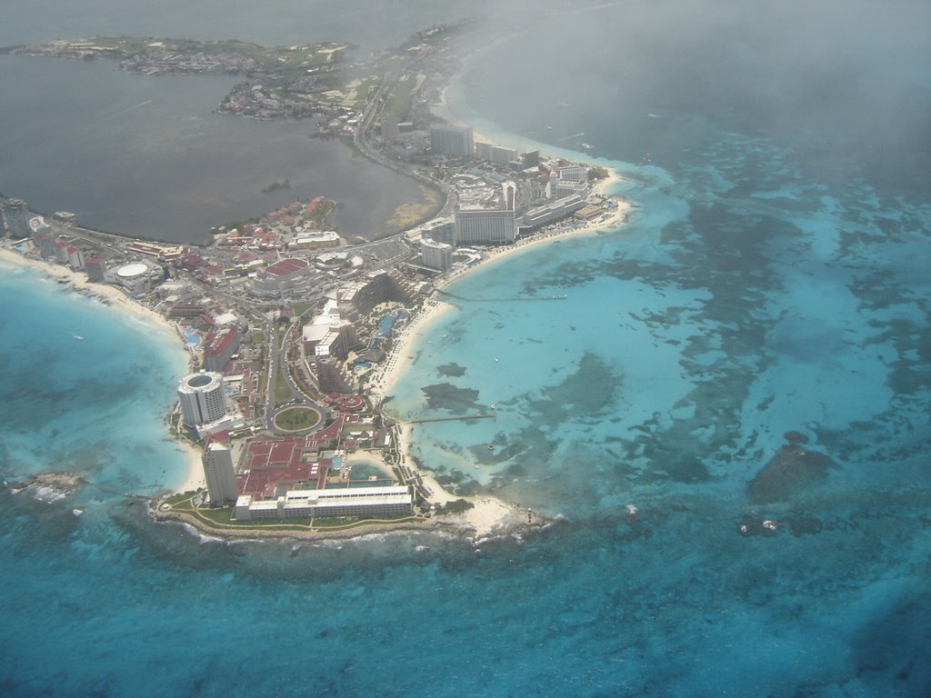 La zone hôtelière de Cancun vue des airs by SkaBR