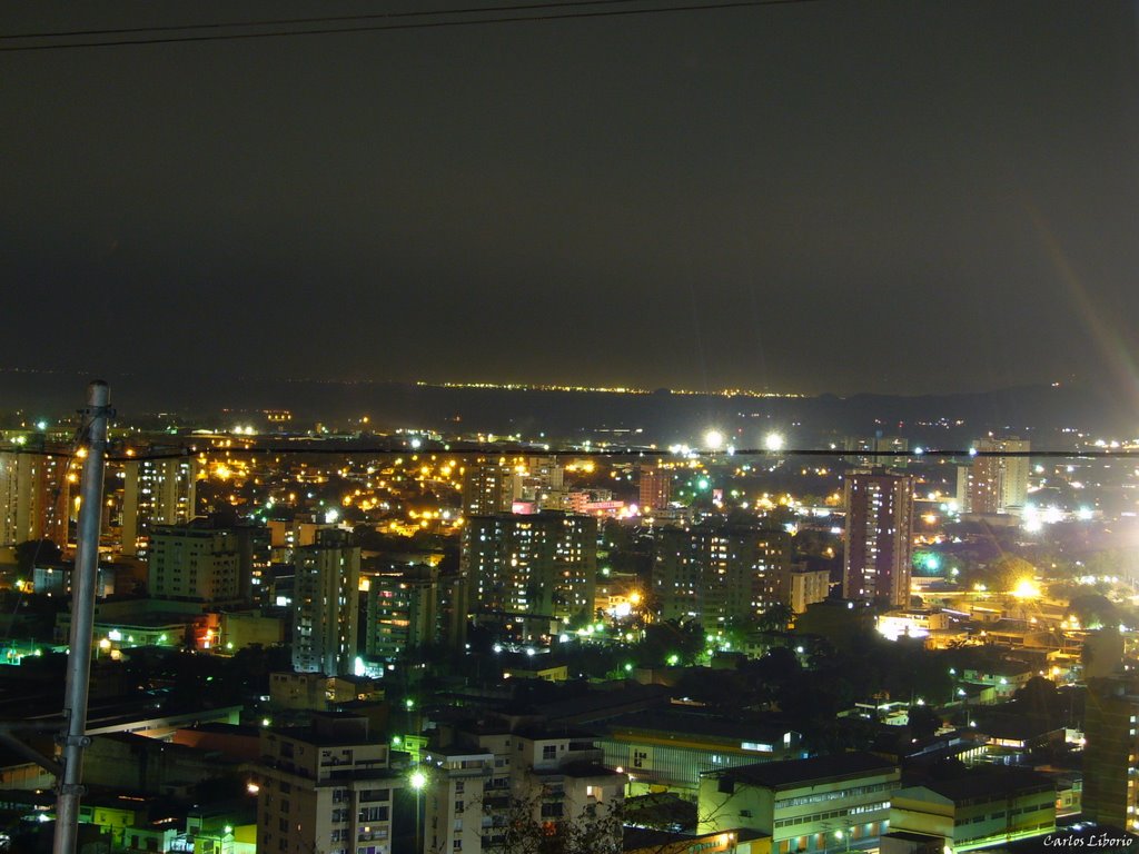 Nocturna Maracay oeste y al fondo el AM de Valencia by liborio_car