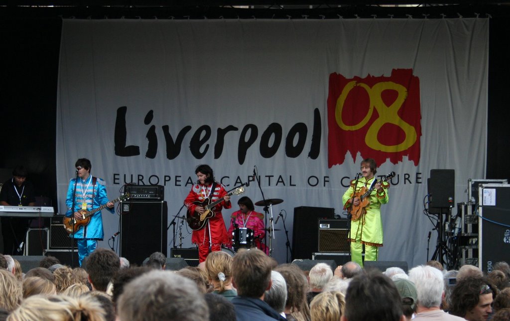 Liverpool's Mathew Street Festival - Aug 2006 by Alan Cookson