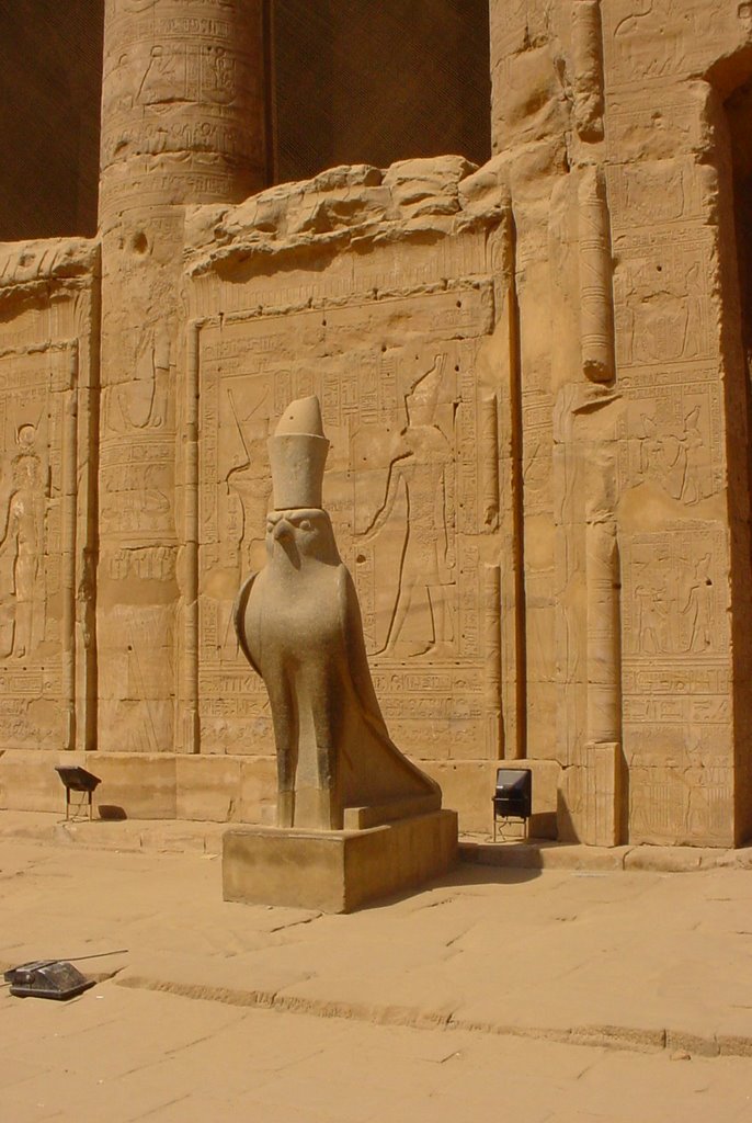 Edfu, Horus tempel by bart van utteren