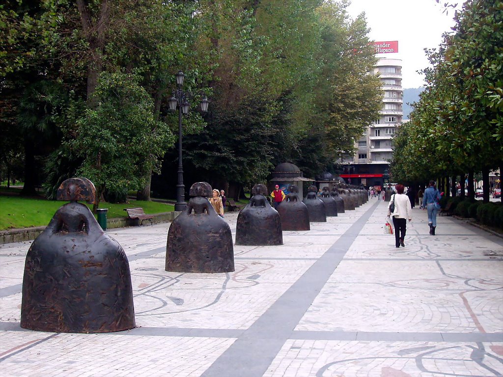 Las Meninas, Oviedo, Asturias, España by Antonio Alba