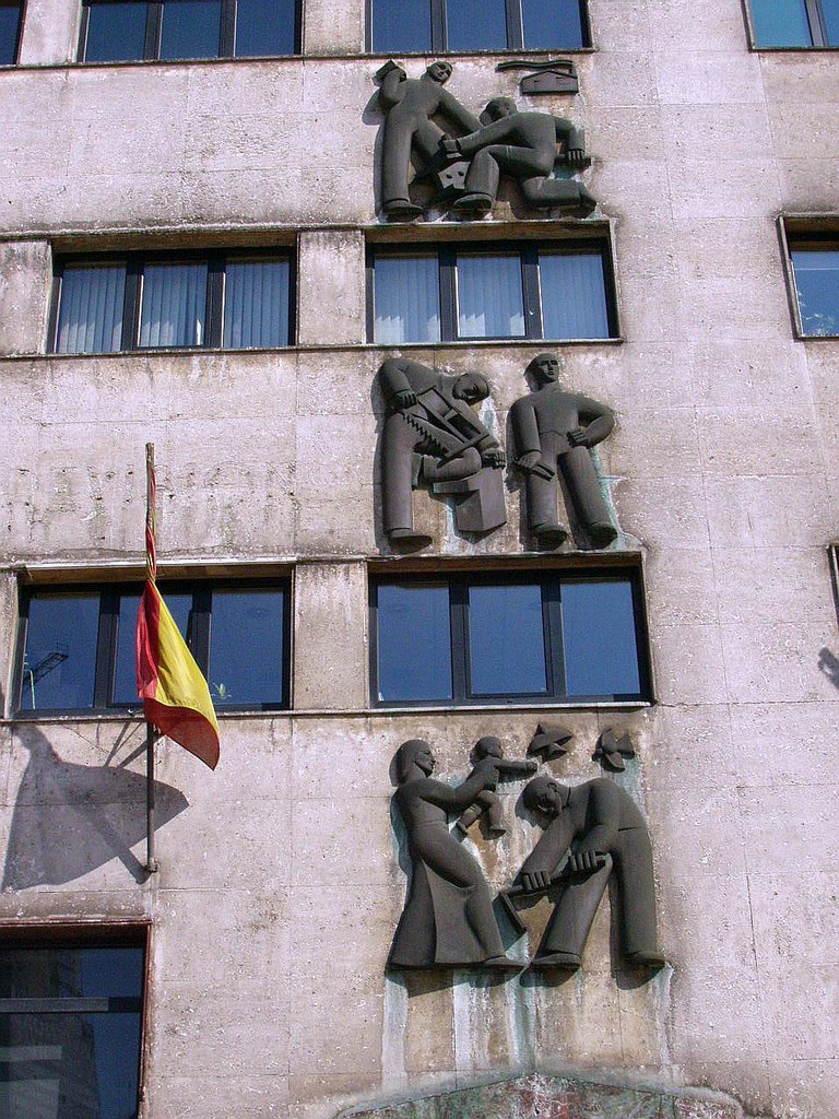 Relieves del I.N.P., Oviedo, Asturias, España by Antonio Alba