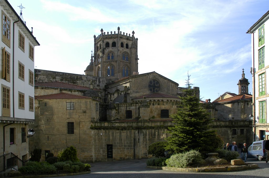 Parte traseira da catedral de Ourense II by Eladio Osorio Monten…