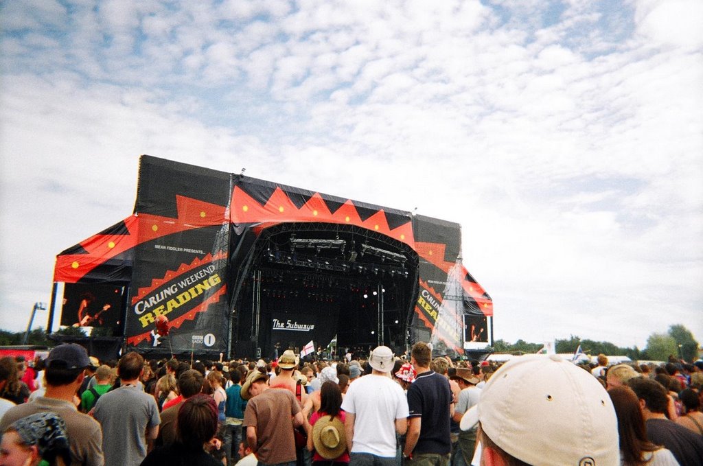 Main stage Reading festival 2006 by andymac88