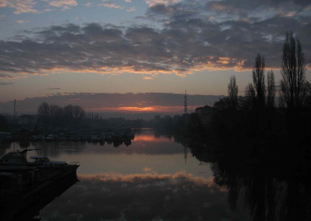 Ferrara. alba invernale in darsena by mhl50_bnc