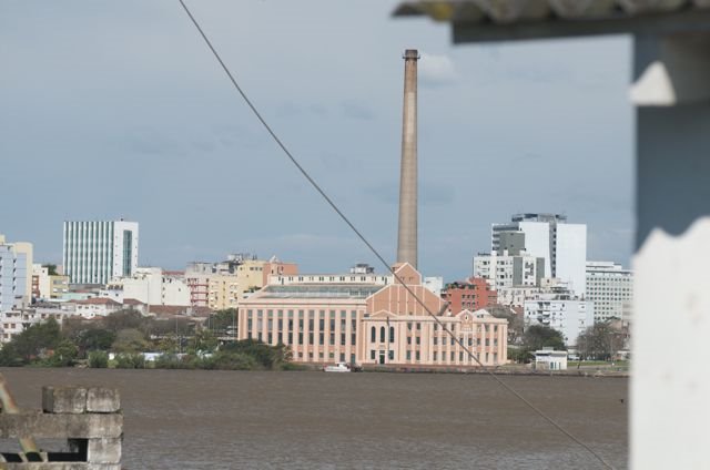 Vista de POA através da Ilha da Pintada by msrodrigues