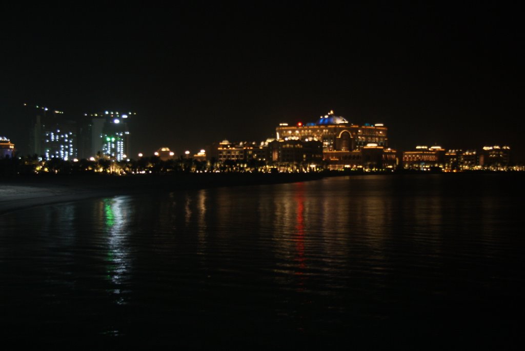 Emirate Palace bei Nacht by Hermann Hammerschmid…