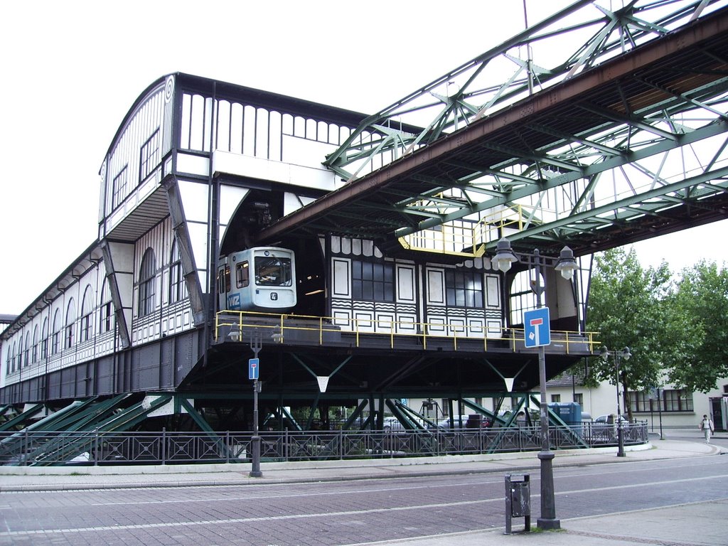 Wuppertal, Endhaltestelle der Schwebebahn by Markus Hannig