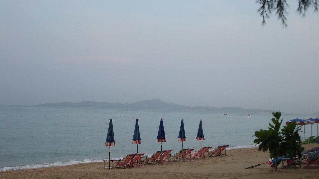 Dong-Tan Beach at Sunrise by konareva