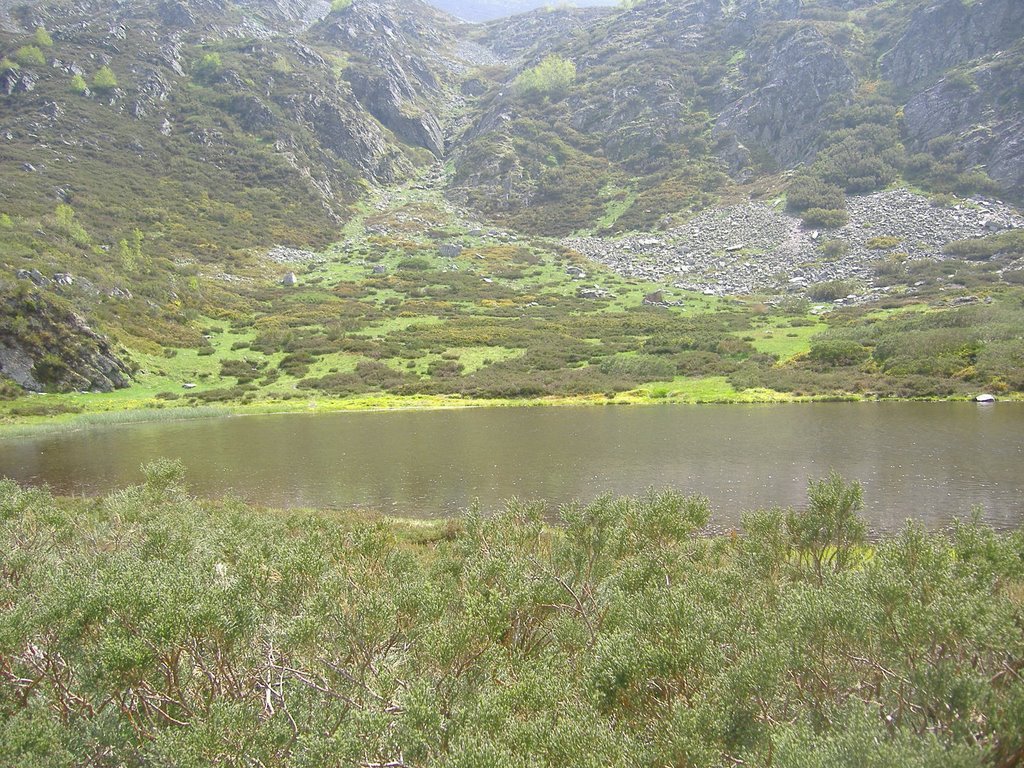 Laguna Cueto Arbas by juanramc