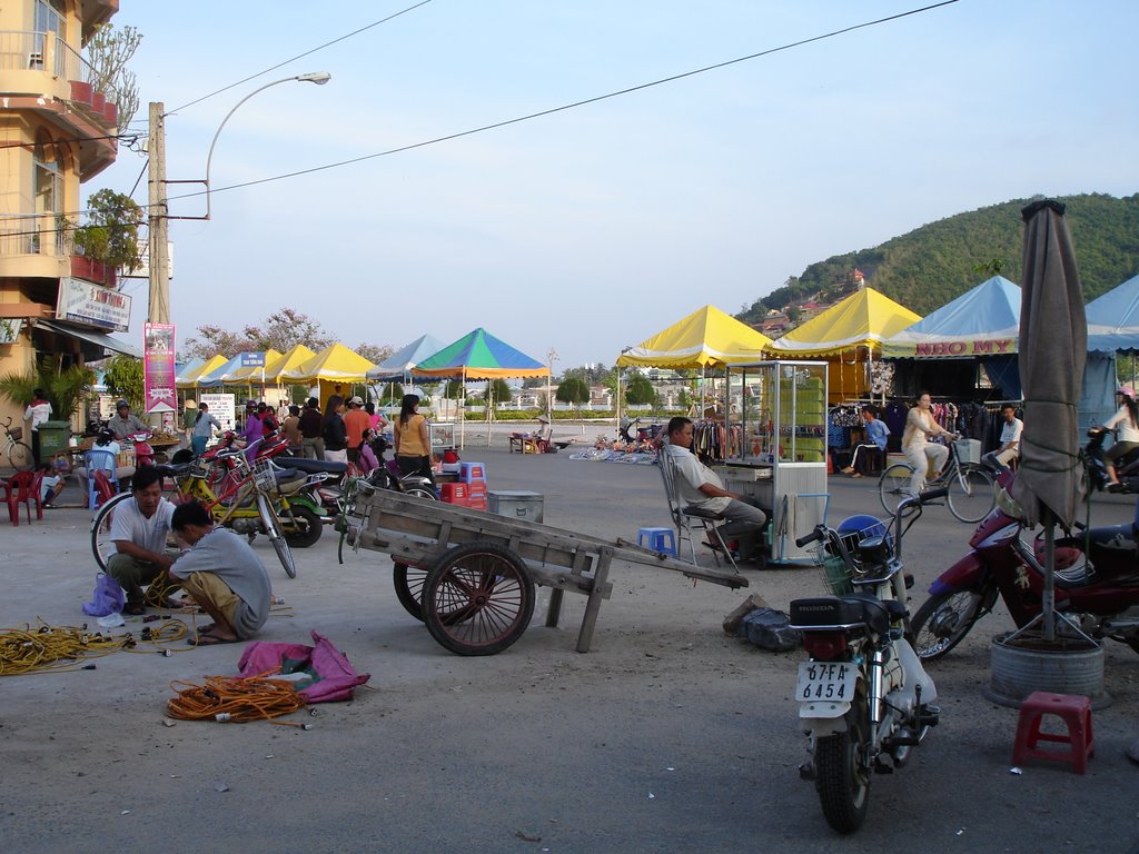 Night market in Ha Tien, Vietnam by looser oswald