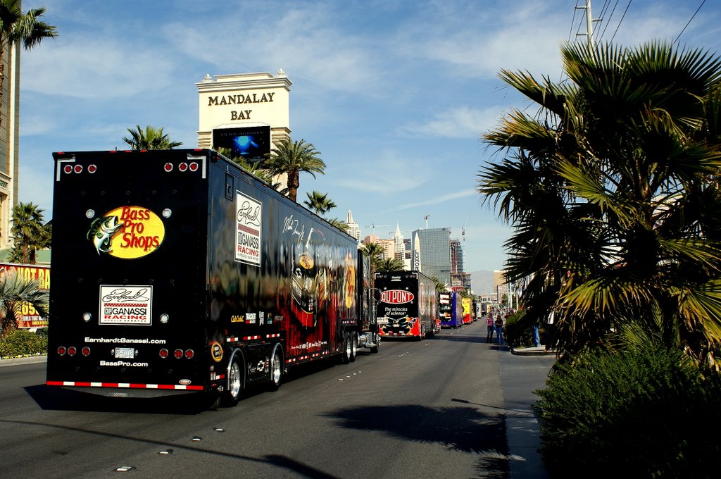 Haulers on The Strip by frogdoc