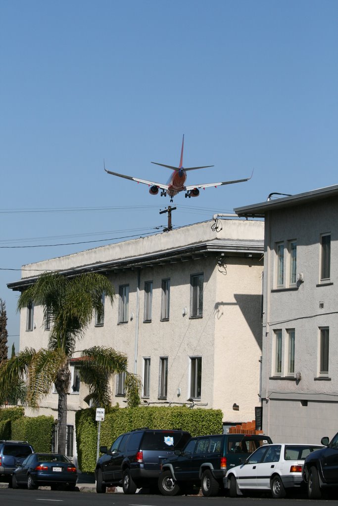 Plane final approach, San Diego, CA by Andrew Ling