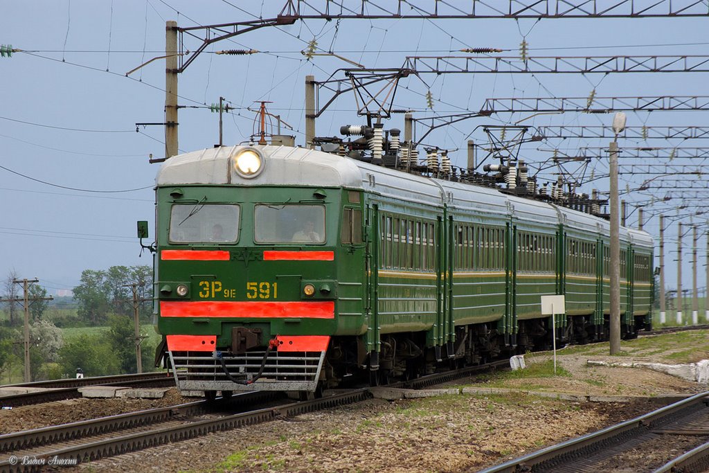 EMU-train ER9E-591 on the passing track Vysochino by Vadim Anokhin