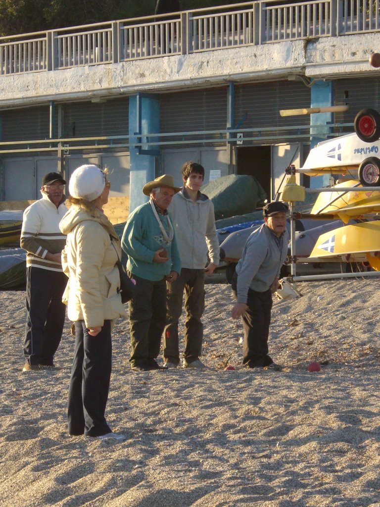 Bowls players on the beach by asardo