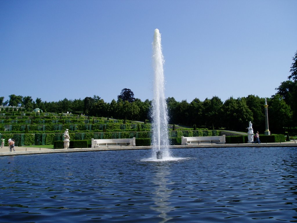 Allemagne, Postdam, fontaine dans le jardin by Michelle MINI