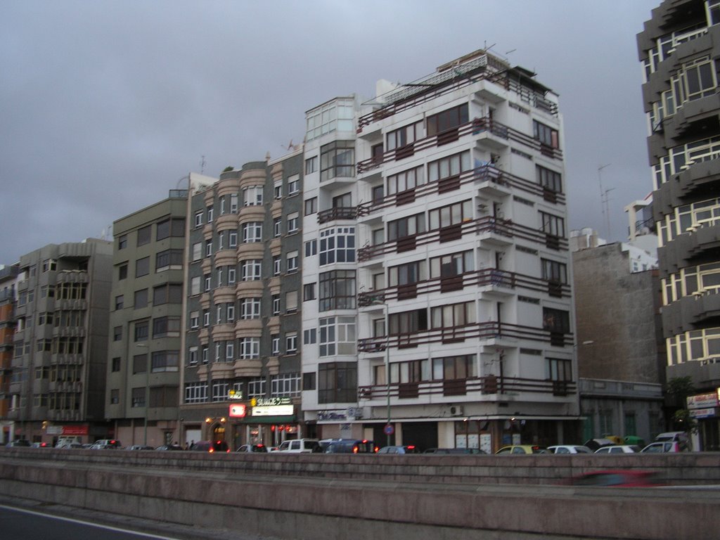 Edificios en Alcaravaneras (calle León y Castillo esquina con Alfredo Calderón) by gecanariasntntrs