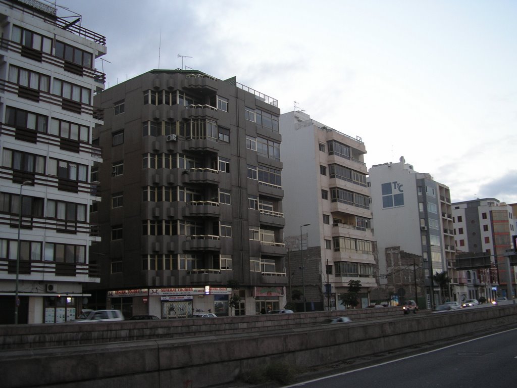 Edificio en Alcaravaneras (calle León y Castillo esquina con Alfredo Calderón) by gecanariasntntrs