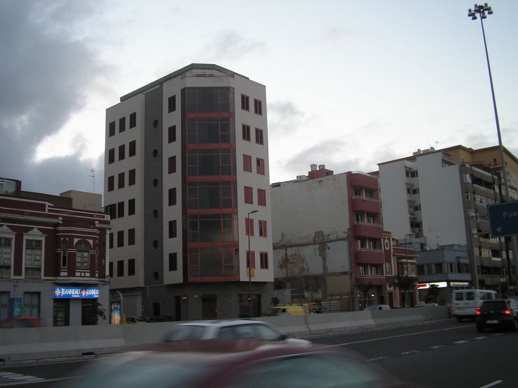 Edificio en Alcaravaneras (calle León y Castillo esquina con lazco Ibáñez) by gecanariasntntrs