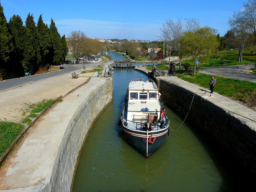 France, passage d'une péniche dans les écluses de Fonseranes by Roger-11