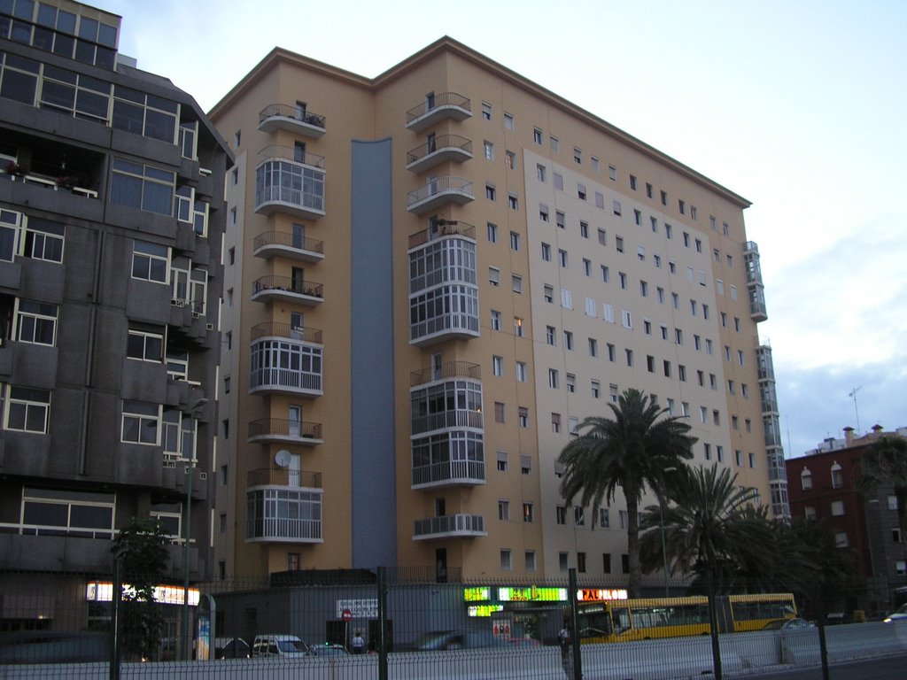 Edificio José Antonio (Alcaravaneras) (calles León y Castillo, Pi y Margall, Luis Antúnez y Barcelona) by gecanariasntntrs