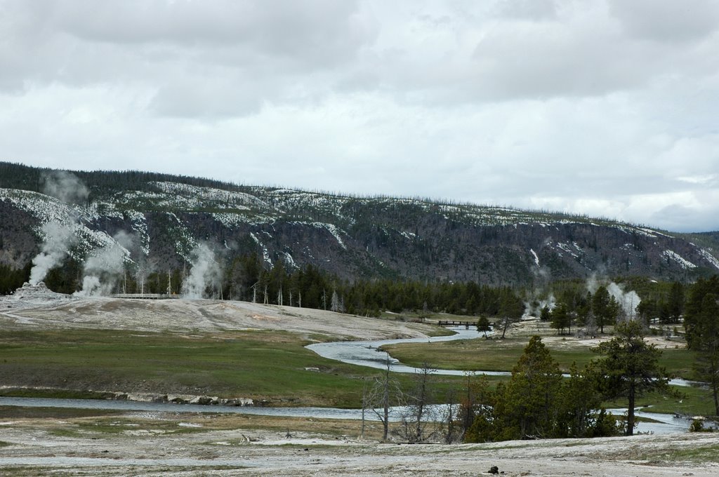 Castle Geyser from Lion Geyser 黄石公园 by wendayys