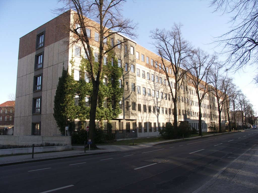 19.3.09_Potsdam Jaegerallee Plattenbau gebaut als Stasi-Buerogebaeude by rahsegler