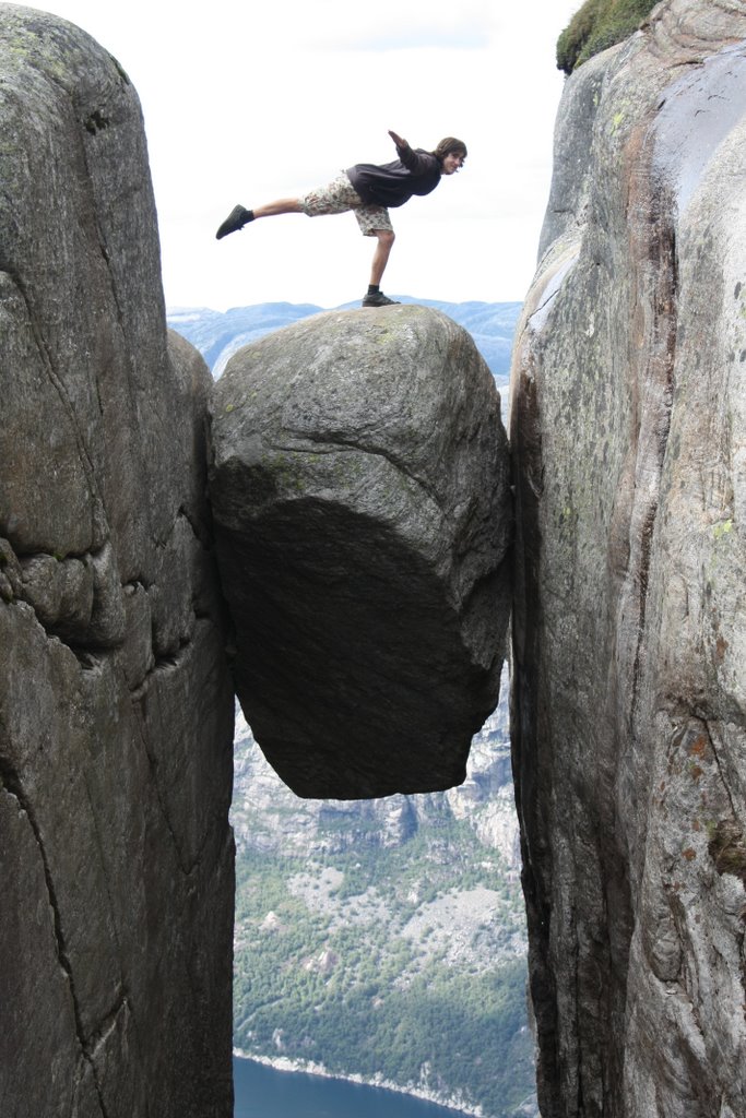 Balance on kjerag by turlajs