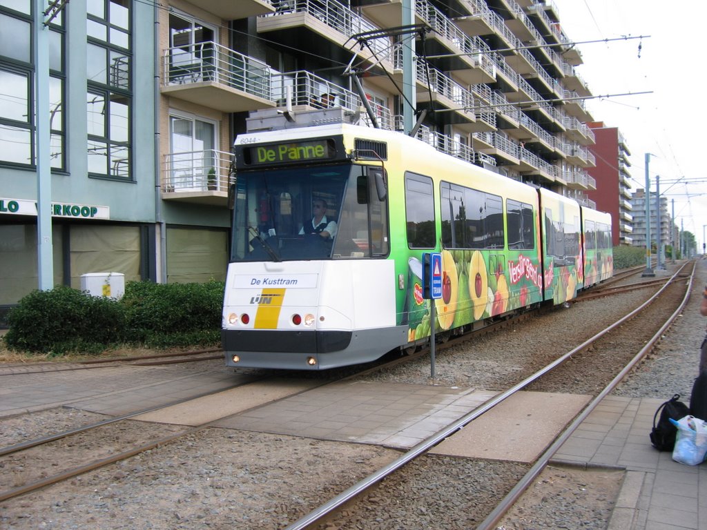 Kusttram bij Oostduinkerke by EricvH