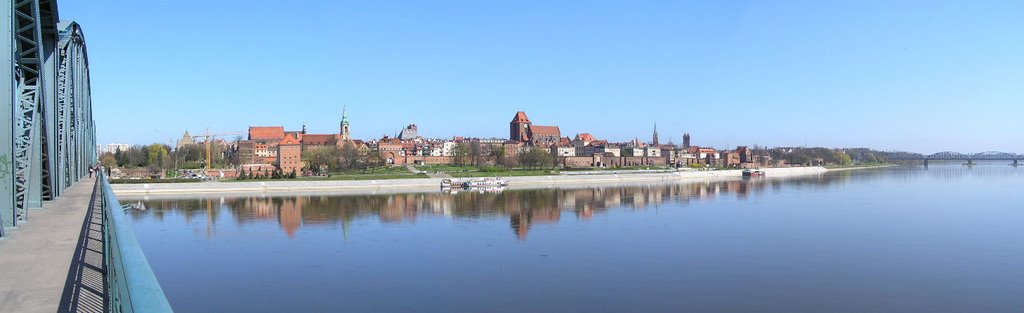 On Piłsudski Bridge toward old town of Toruń by CYL