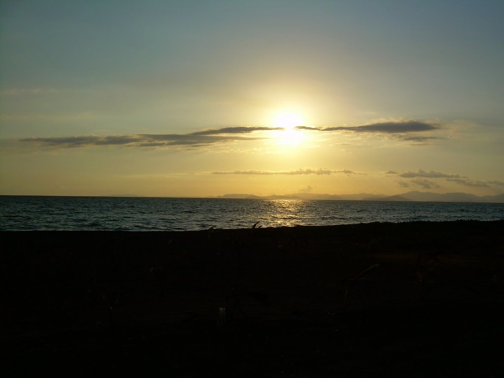 LINDO ATARDECER EN PLAYA DE DOÑA ANA PUNTARENAS COSTA RICA by Rafael Núñez Luko