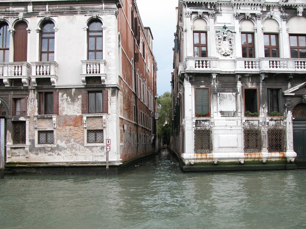 RD126 Palazzo Tron (à gauche on the left) et Palazzo belloni battagia by Valéry Toth