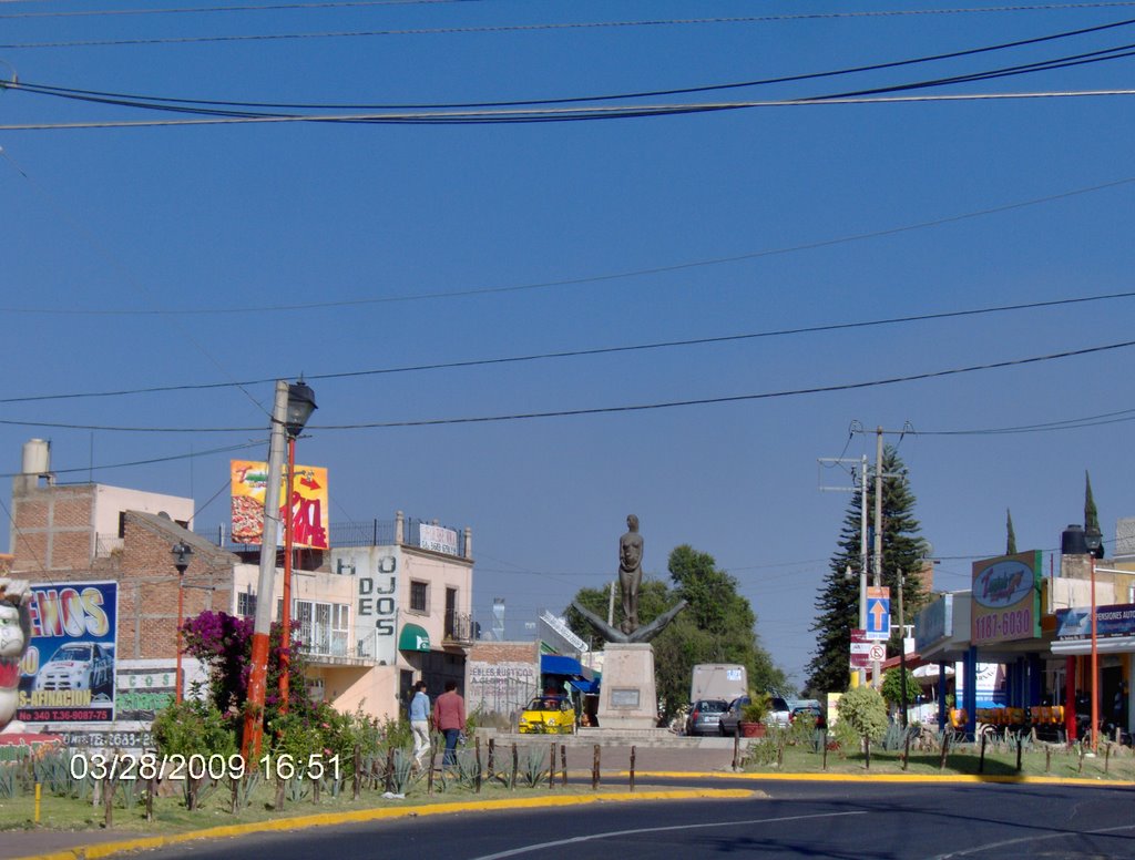 Río Nilo traffic roundabout, view of West to East, in the city of Tonalá * Glorieta Río Nilo, vista de Poniente a Oriente, en la ciudad de Tonalá, Jalisco. by Jose Antonio Zarazua Villeda