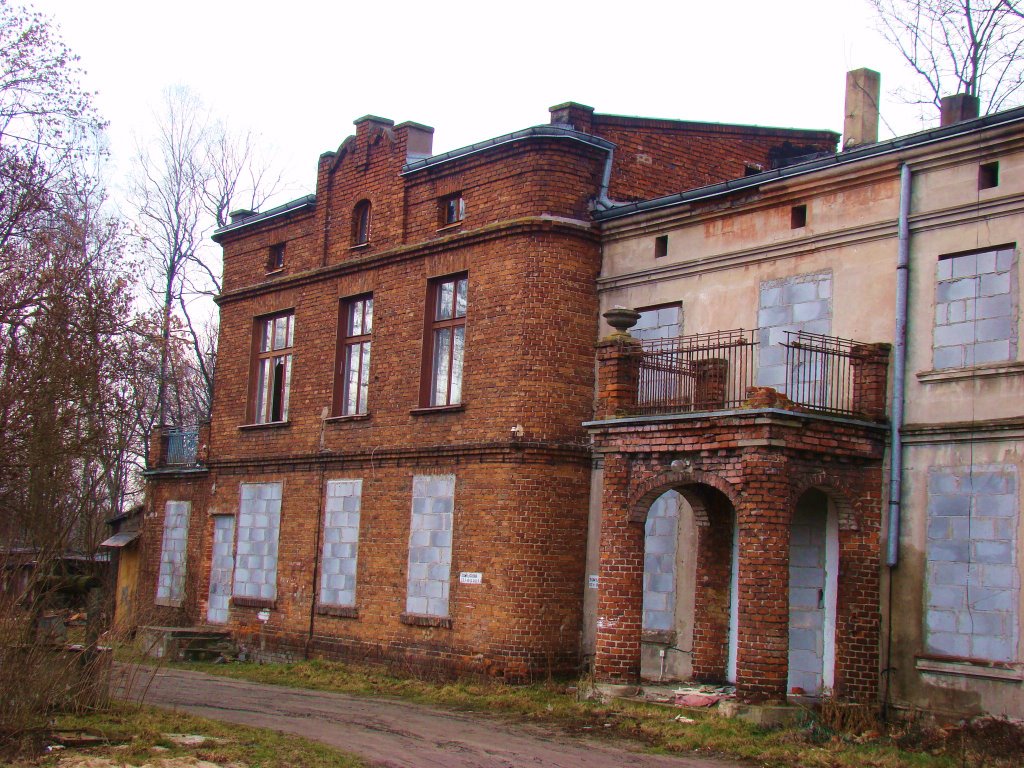 Stary dom z zamurowanymi oknami.Ul.Słupska 9/13. by Witold Lewandowski