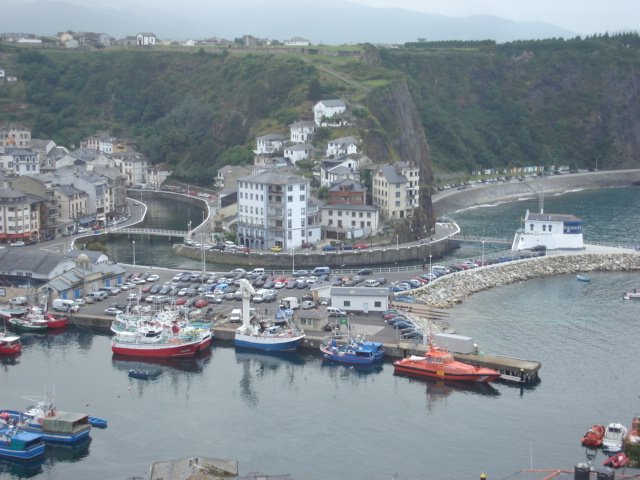 Desde el Faro, el barrio de la Pescadería de Luarca by carmen virseda