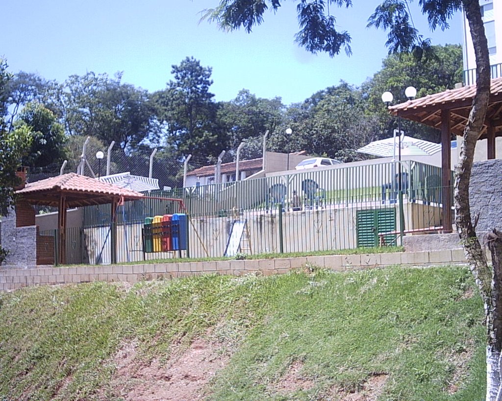 Colinas de Jandira - Vista da Piscina à partir da Churrasqueira 3 by s.marin@ig.com.br