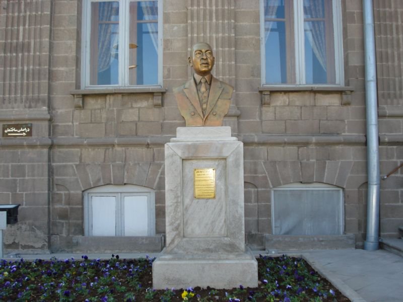 Monument of Tabriz Mayor (City Hall Founder- Known as Hasangholi Khan Arfaolmolk Jalili)-March 2009 by Benyamin Tabrizi