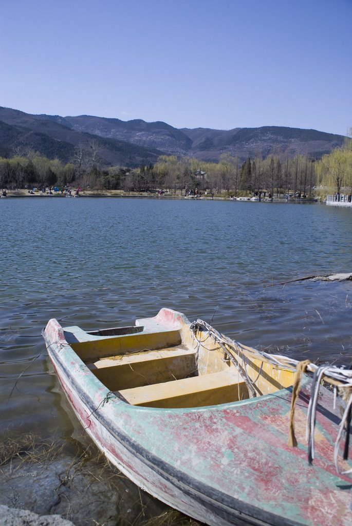 Boat in Beijing Botanical Garden 2008-3-28 北京植物园木船 by liu.wy