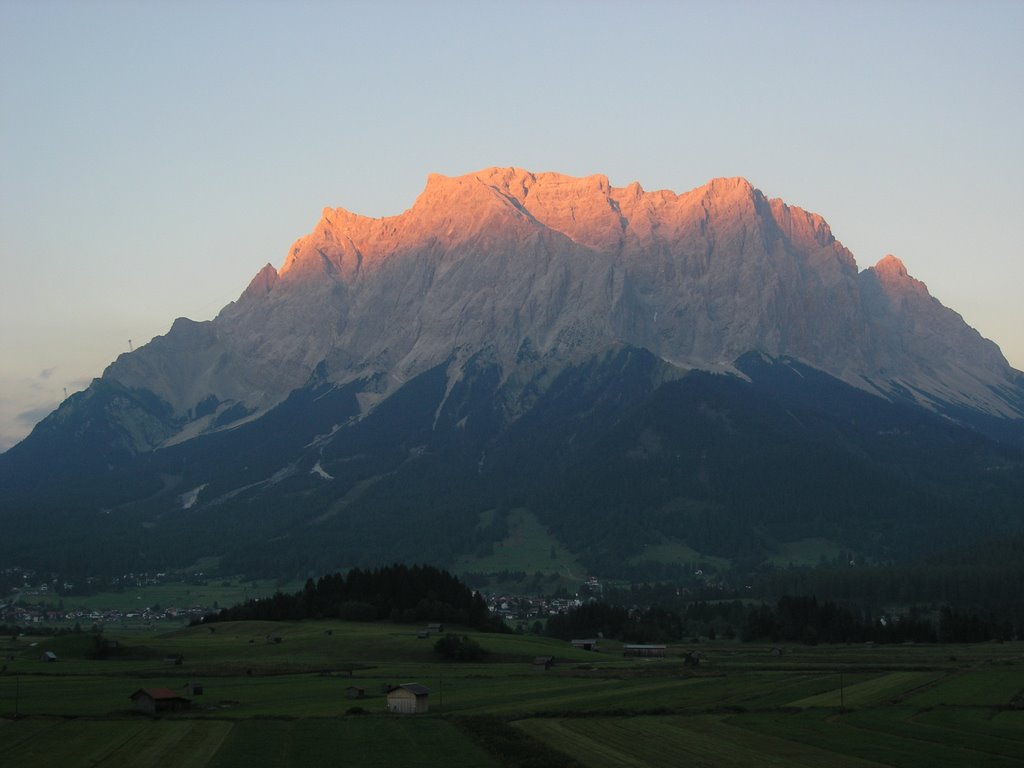 Wettersteinmassiv mit Zugspitze by F.H.