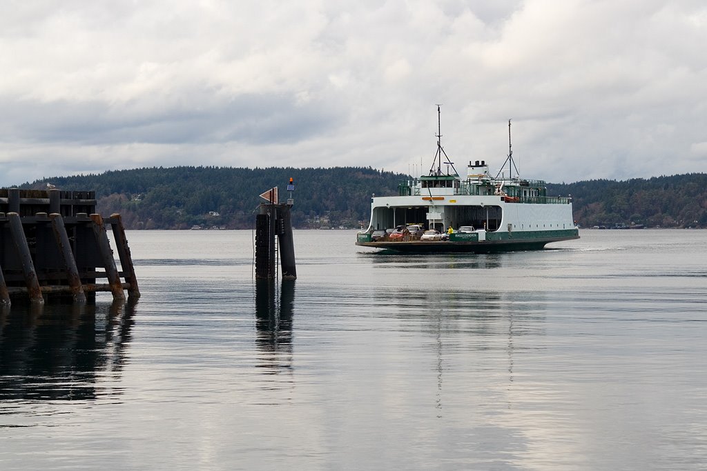 The ferry Rhododendron approaching Point Defiance by PhilGil