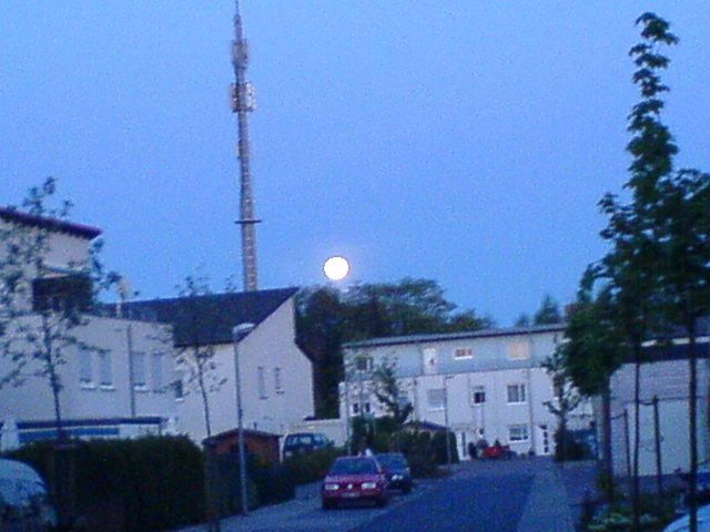 Vollmond (Das ist übrigens nicht die Zechenstraße, sondern die Schlägelstr./Gasometer) by bigboy5