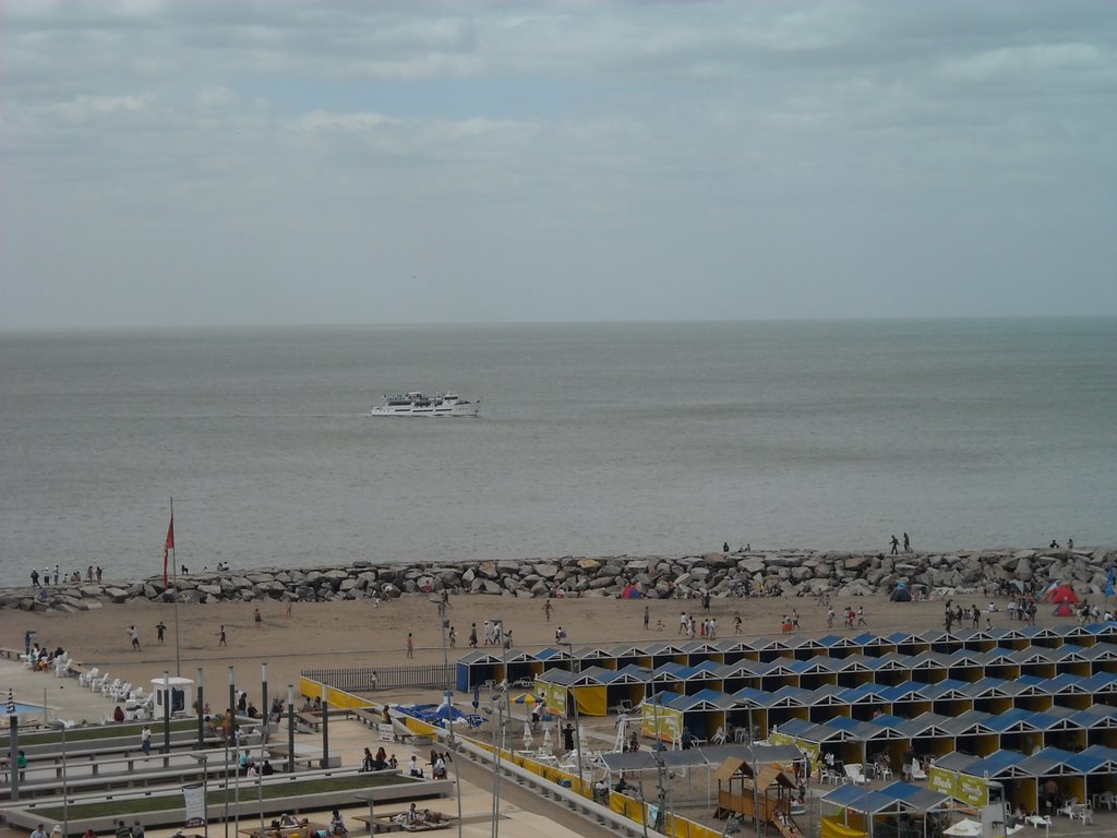 Playa Varese desde la escalinata by Matha Burroughs