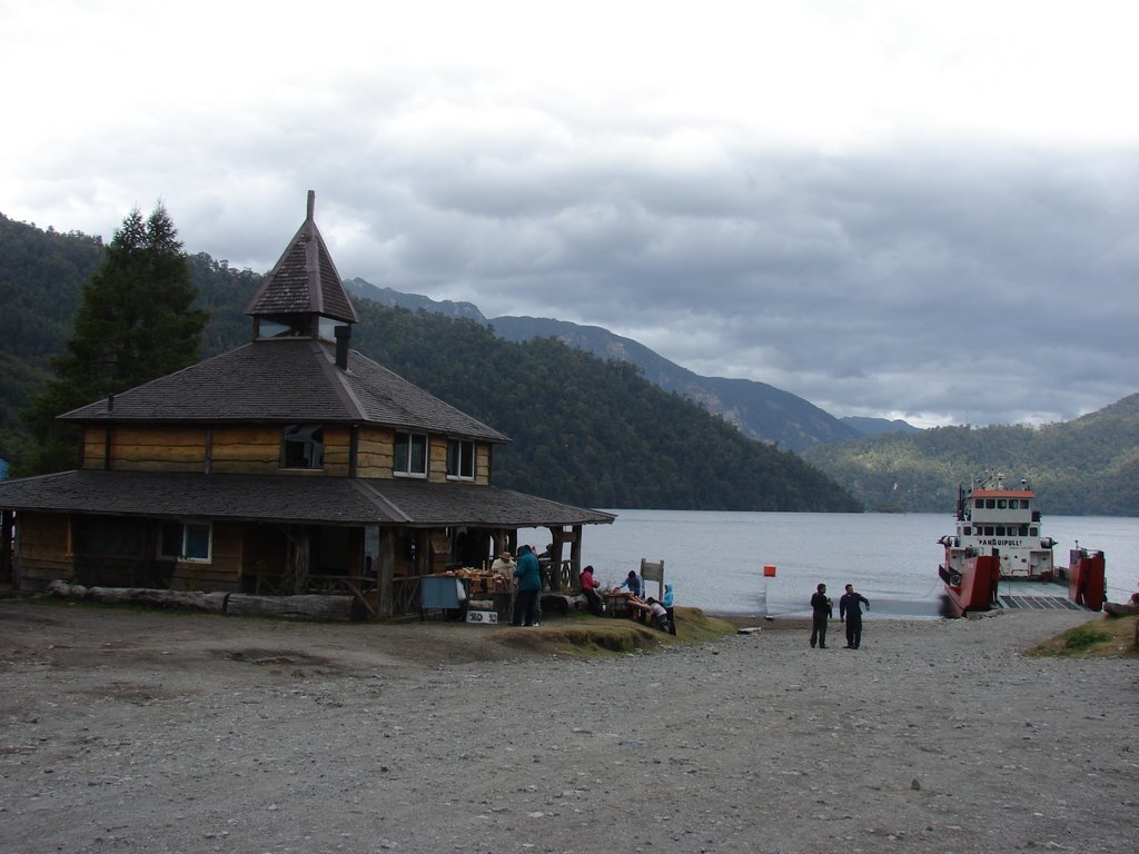 Lago Pirihuieco by Ricardo Martini