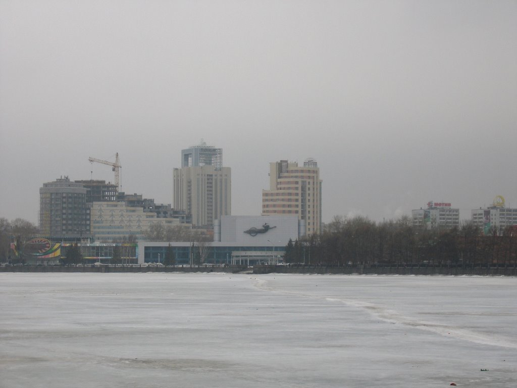 Городской пруд. Кинотеатр "Космос". 2006 by Elena Zakamaldina