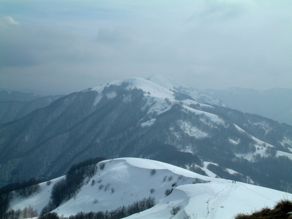 Il Poggio Rondino e, dietro, il Monte Carmo by Giuseppe M.