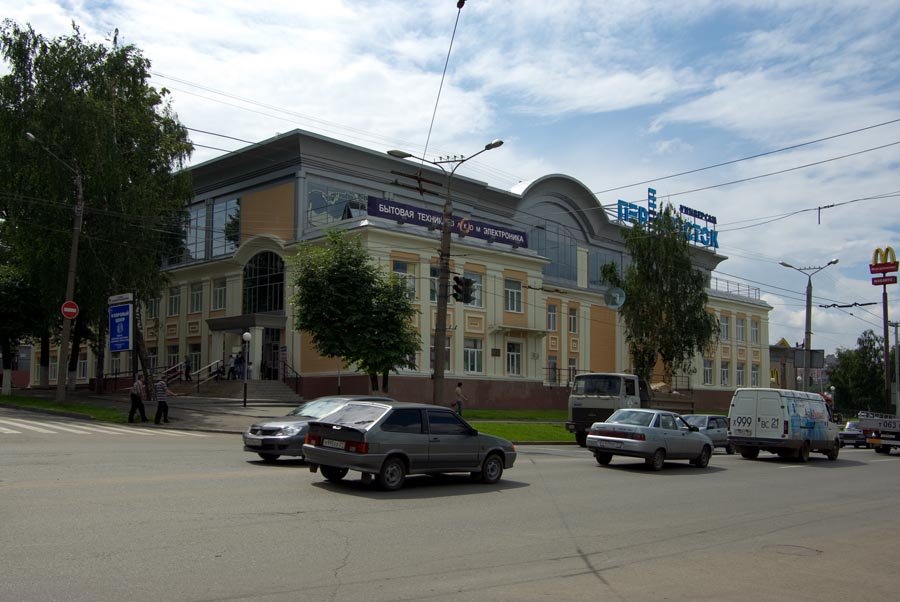 Вид на здание торгового центра (бывшее здание школы №1) / View of a shopping centre (the former building of school №1) (03/07/2008) by Dmitry A.Shchukin