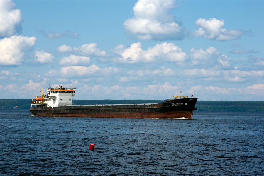 Сухогруз "Омский-4" следует вниз по реке Волга / The dry-cargo ship "Omskiy-4" is sailing down the Volga river (25/07/2008) by Dmitry A. Shchukin