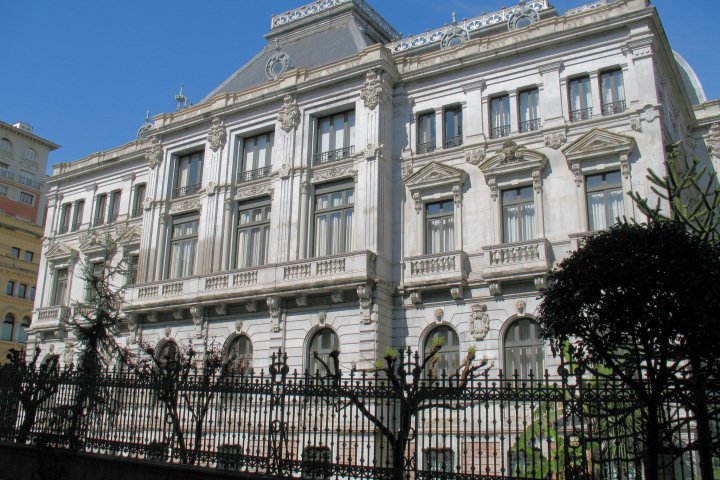 Edificio by Víctor Cespón