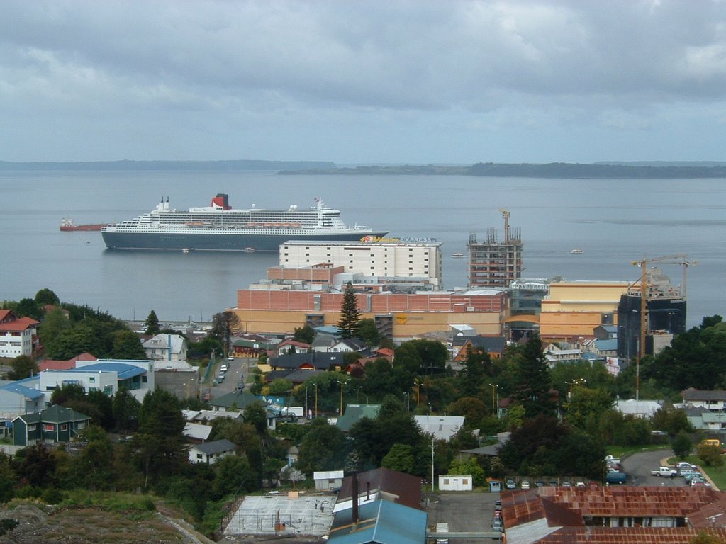 Pto Montt y Queen Mary II by Ricardo Flores